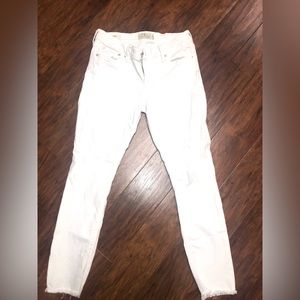 Lucky Brand White Jeans. Size 6/28.